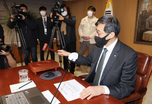 ▲이창용 한국은행 총재가 13일 오전 서울 중구 한국은행에서 열린 금융통화위원회 본회의에서 의사봉을 두드리고 있다. ⓒ연합뉴스