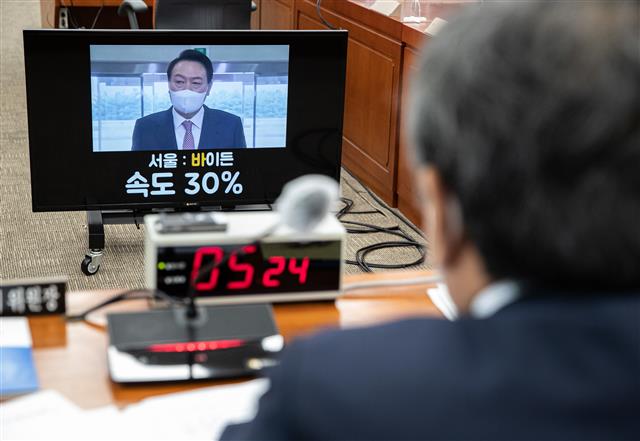 박찬대(사진에는 나타나지 않음) 더불어민주당 의원이 6일 서울 여의도 국회에서 열린 과학기술정보방송통신위원회의 방송통신위원회 국정감사 도중 윤석열 대통령의 ‘비속어 논란’ 관련 질의 화면을 한상혁 방통위원장이 바라보고 있다. 박 의원은 평소 윤 대통령의 ‘바이든’과 ‘날리면’ 발언과 순방 당시 논란의 발언 모습을 비교하는 동영상을 만들어 눈길을 끌었다.뉴스1