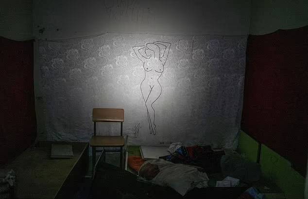 러시아군이 점령 기지로 사용하던 헤르손 학교 교실 벽에는 알몸 여성의 그림이 그려져 있다. / 사진=로이터 연합뉴스