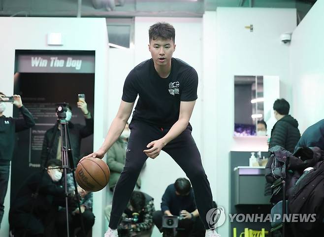 컨디션 올리는 이현중 (서울=연합뉴스) 류영석 기자 = 미국프로농구(NBA) 진출에 도전하는 데이비드슨대 포워드 이현중이 13일 오후 서울 서초구 3Ps 퍼포먼스랩에서 재활 훈련을 하고 있다. 2023.1.13 ondol@yna.co.kr