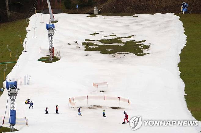 인공눈으로 간신히 만든 독일 알프스의 애잔한 스키 슬로프 [AP=연합뉴스 자료사진. 재판매 및 DB 금지]