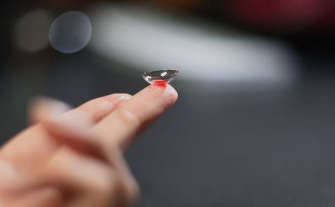 적록색약 환자를 위한 크로마젠 렌즈. 한쪽 렌즈의 가운데 빨간색 필터가 들어있다. RMOptical 제공