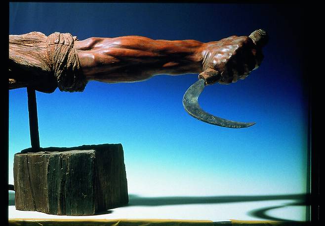 <혁명은 단호한 것이다>, 1992. ‘낫 놓고 ㄱ자도 모른다고/ 주인이 종을 깔보자/ 종이 주인의 모가지를 베어버리더라/ 바로 그 낫으로’라는 김남주 시인의 시 ‘낫’의 쌍생아 같은 작품. 단 한번에 이루어져야 하는 계급혁명에 대한 인식을 형상화한 작품이다. 구본주기념사업회 제공