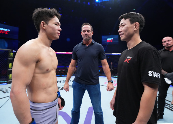 UFC 계약서를 두고 주먹을 맞대는 최승국(오른쪽)과 박현성.(사진=UFC)