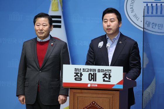 지난 대선 윤석열 캠프에서 청년본부장을 지낸 장예찬 청년재단 이사장이 지난 5일 국회 소통관에서 국민의힘 전당대회 청년 최고위원 출마를 선언하고 있다. 왼쪽은 이철규 의원. 연합뉴스