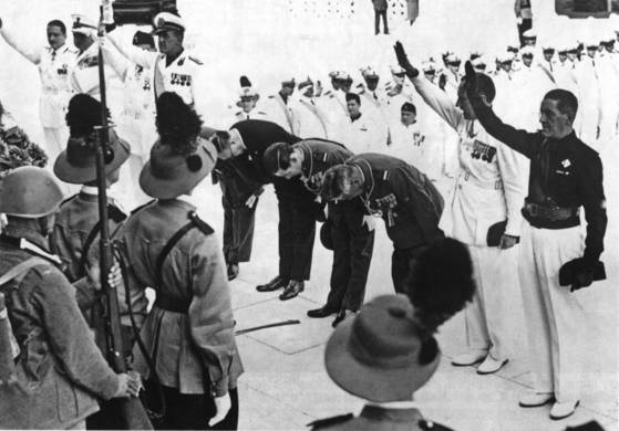 만주국은 1938년 이탈리아와 수교했다. 수교기념으로 평화 대표단을 로마에 파견했다. 무명용사 묘지를 참관하는 만주국 대표단. [사진 김명호]