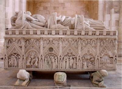 이네스의 아름다운 석관. 페드루와 이네스의 석관은 포르투갈 고딕 양식 조각의 걸작으로 꼽힌다. 아쉽게도 작가가 누구인지는 전해 내려오지 않는다. 페드루의 석관도 이와 비슷한 양식으로 제작됐다. 크기는 페드루의 관이 약간 더 크다.