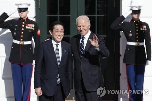 기시다 총리 어깨에 손 얹은 바이든 대통령 (사진=연합뉴스)