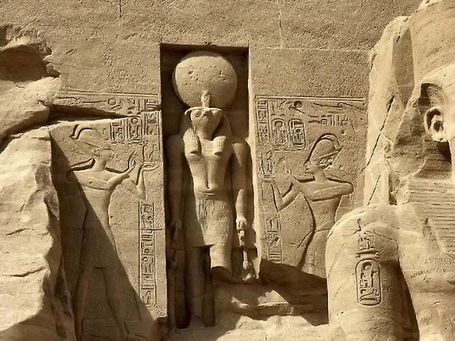 고대 이집트 태양의 신 ‘레’가 묘사된 상. 그의 성기는 늘 할례된 모습으로 그려졌다고 한다. 신전에 성직자들이 할례를 받아야 한 배경이다.