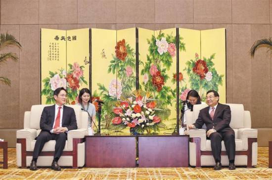 2020년 이재용 삼성전자 회장(왼쪽)이 중국 산시성을 방문해 후허핑 산시성 당 서기와 이야기를 나누고 있다. / 사진 = 인민일보