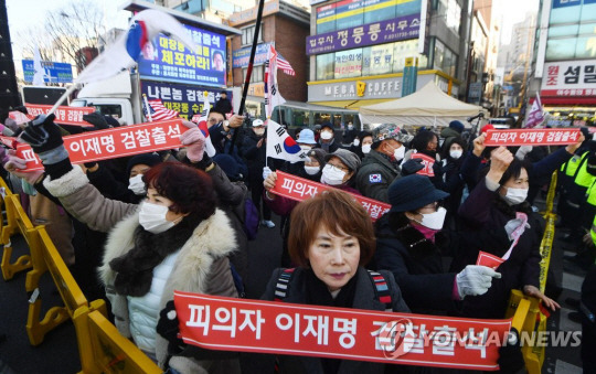 이재명 보수단체 : 이재명 더불어민주당 대표가 ‘성남FC 후원금 의혹’ 사건 조사를 받기 위해 검찰에 출석한 10일 수원지검 성남지청 앞에서 보수단체 회원들이 맞불 집회를 하고 있다.연합뉴스