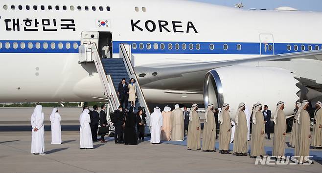 [아부다비=뉴시스] 전신 기자 = 아랍에미리트(UAE)를 국빈 방문한 윤석열 대통령과 부인 김건희 여사가 14일(현지시간) 아부다비 국제공항에 도착해 공군 1호기에서 내리고 있다. 2023.01.14. photo1006@newsis.com