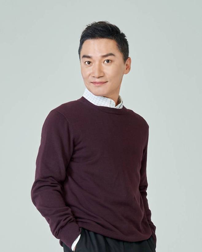 tvN 드라마 '환혼: 빛과 그림자'의 배우 조재윤이 13일 진행된 종영 라운드 인터뷰를 위해 포즈를 취하고 있다. /사진제공=올빛엔터테인먼트 2023.01.13 /사진=이동훈 기자 photoguy@