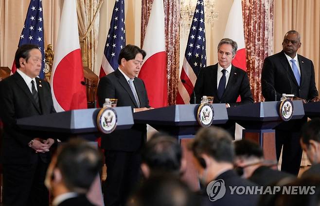 공동 기자회견 하는 美日 외교·국방장관들 (워싱턴DC 로이터=연합뉴스) 미국과 일본 외교·국방장관들이 11일(현지시간) 미국 워싱턴DC 국무부에서 양국 '외교·국방 2+2회담'을 연 뒤 공동 기자회견을 하고 있다. 왼쪽부터 하마다 야스카즈 일본 방위상, 하야시 요시마사 일본 외무상, 토니 블링컨 미국 국무장관, 로이드 오스틴 미국 국방장관. 이번 회담은 이틀 뒤 백악관에서 열릴 조 바이든 미국 대통령과 기시다 후미오 일본 총리의 정상회담에 앞선 사전조율 성격의 회담이었다. 2023.01.12 clynnkim@yna.co.kr