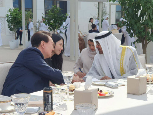 윤석열 대통령이 15일 모하메드 빈 자이드 알 나흐얀 UAE 대통령이 주최한 국빈 오찬에 참석해 ‘형제애’와 관련해 환담하고 있다. (사진=대통령실)