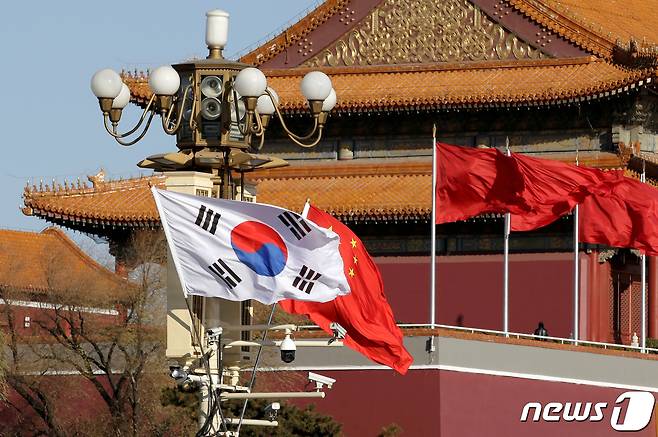 중국 베이징 자금성 앞 천안문 광장에 태극기가 중국 오성홍기와 함께 게양돼 있다. 2017.12.15. ⓒ 로이터=뉴스1 ⓒ News1 정윤영 기자