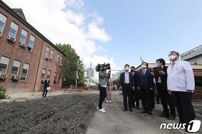 조규홍 보건복지부 장관이 7일 오후 서울 중구 국립중앙의료원을 찾아 주영수 원장과 함께 미 공병단 신축 이전부지를 둘러보고 있다. (공동취재) 2022.10.7/뉴스1 ⓒ News1 박세연 기자