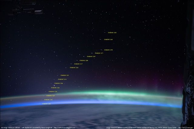 지구 저궤도를 도는 스페이스X 스타링크 군집 위성 모습. NASA 제공