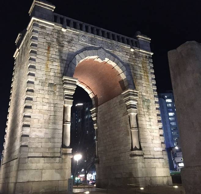 서울 서대문구 영천시장 옆에 자리잡은 독립문. 독립문 앞에 영은문 돌기둥이 여전히 남아 있다. 사진=김경수 기자