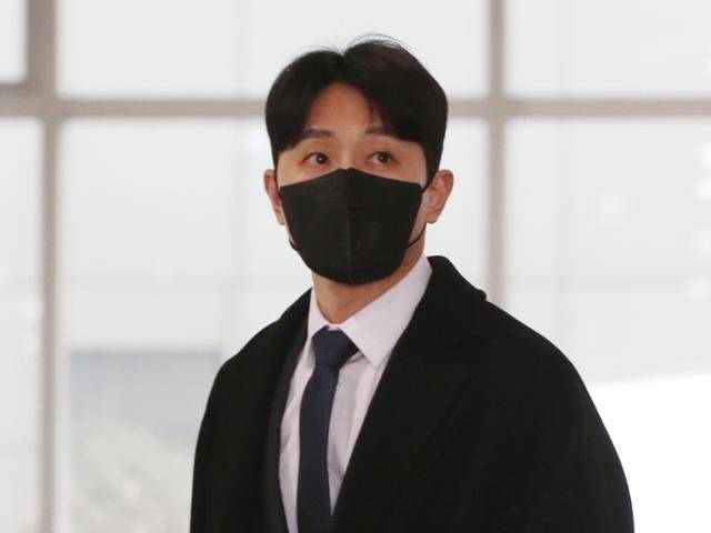 빅토르 안(한국명 안현수)이 12일 오후 성남시청 빙상팀 코치직 면접에 참석하기 위해 성남시청으로 들어서고 있다. 연합뉴스