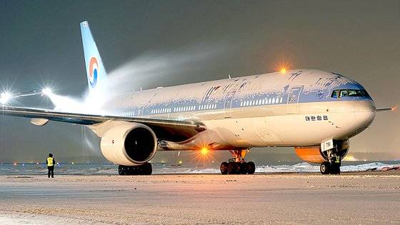 디아이싱 작업 모습. 사진 대한항공