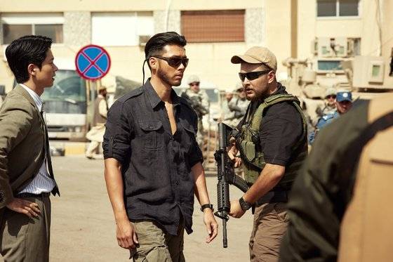 영화 '교섭' 스틸컷. 현빈이 분한 국정원 요원 박대식은 과거 눈앞에서 인질이 살해되는 것을 목격한 트라우마를 지닌 인물로, 그때 실수를 반복하지 않기 위해 물불 가리지 않고 작전에 뛰어든다. 사진 플러스엠 엔터테인먼트