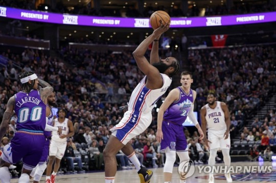 어려운 슛을 성공하는 제임스 하든[USA TODAY Sports=연합뉴스]