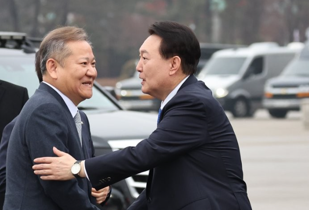 이상민 행정안전부 장관(왼쪽)과 윤석열 대통령(오른쪽). / 사진=연합뉴스