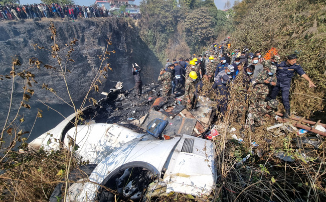 15일 오전(한국시간) 네팔 수도 카트만두에서 이륙한 네팔 예티항공 소속 ATR72기가 추락했다. 사진은 포카라 공항 인근 사고 현장. 로이터 연합뉴스