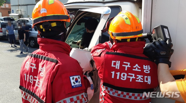 [대구=뉴시스]대구소방안전본부 소속 119구급대가 교통사고 현장에서 구조활동을 하는 모습이다. 뉴시스DB. 2023.01.15. photo@newsis.com