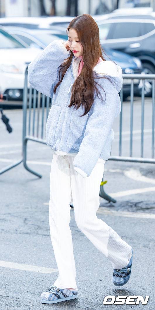 [OSEN=민경훈 기자] 아이브 (IVE)&nbsp;장원영이 13일 오후 서울 영등포구 여의도동 KBS신관에서 진행된 KBS 2TV ‘뮤직뱅크’ MC 리허설을 위해 방송국으로 들어섰다.아이브 장원영이 출근을 하고 있다. 2023.01.13 / rumi@osen.co.kr