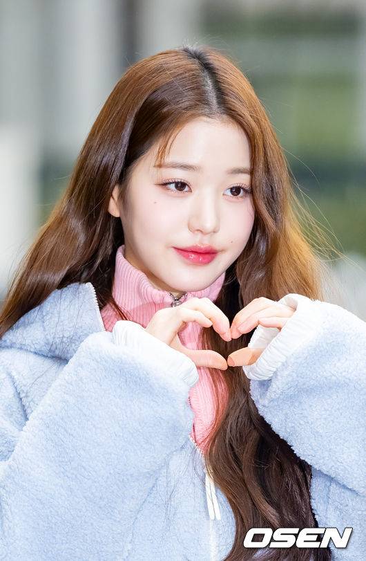 [OSEN=민경훈 기자] 아이브 장원영이 13일 오후 서울 영등포구 여의도동 KBS신관에서 진행된 KBS 2TV ‘뮤직뱅크’ MC 리허설을 위해 방송국으로 들어섰다.아이브 장원영이 취재진 앞에서 포즈를 취하고 있다. 2023.01.13 / rumi@osen.co.kr