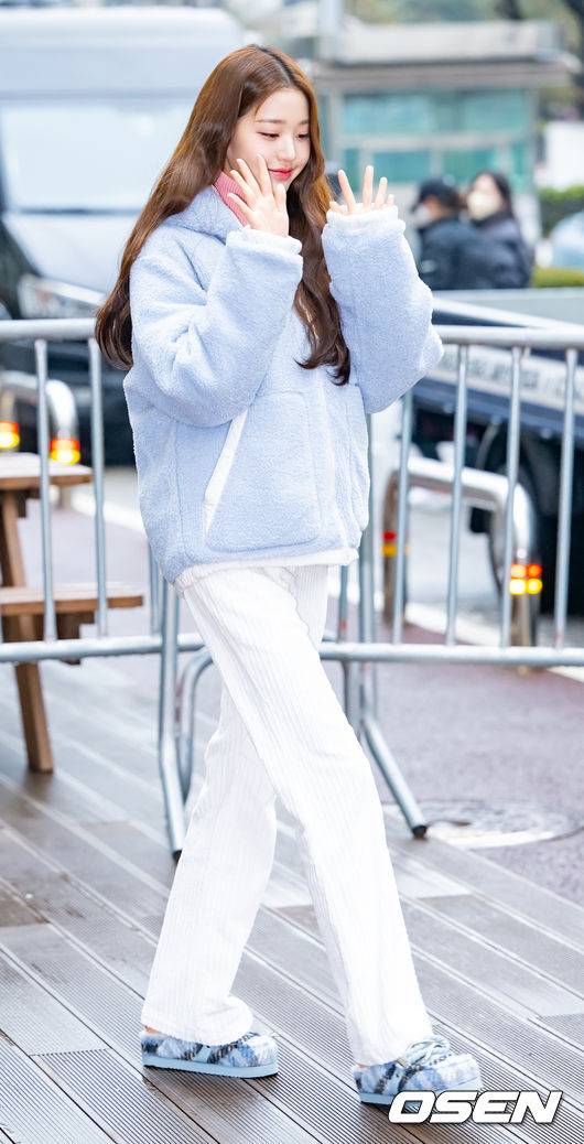 [OSEN=민경훈 기자] 아이브 (IVE) 장원영이 13일 오후 서울 영등포구 여의도동 KBS신관에서 진행된 KBS 2TV ‘뮤직뱅크’ MC 리허설을 위해 방송국으로 들어섰다.아이브 장원영이 취재진 앞에서 포즈를 취하고 있다. 2023.01.13 / rumi@osen.co.kr