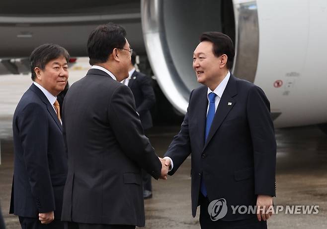 악수하는 윤석열 대통령과 국민의힘 정진석 비대위원장 (성남=연합뉴스) 임헌정 기자 = 윤석열 대통령이 14일 오전 아랍에미리트(UAE) 국빈 방문과 스위스 다보스포럼 참석 등을 위해 성남 서울공항에 도착, 공군 1호기 탑승에 앞서 환송나온 국민의힘 정진석 비대위원장과  인사하고 있다. 2023.1.14 kane@yna.co.kr