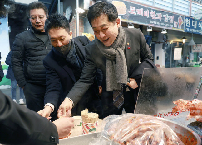 김주현(오른쪽) 금융위원장이 16일 설 명절을 앞두고 서울 종로구 통인시장을 방문해 명절 성수품을 구매하고 있다. (사진=금융위원회)