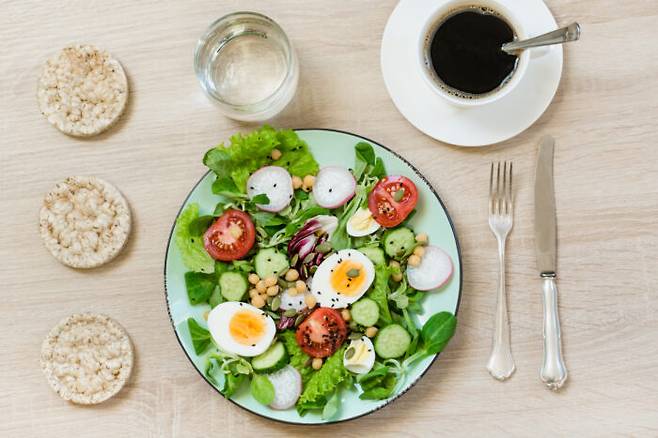 오전 활동에 필요한 에너지를 공급하기 위해 3대 필수 영양소가 골고루 포함한 아침 식사를 챙겨먹는다. 위염, 위궤양 등이 없다면 아침 식사로 어느정도 위를 채운 후 블랙커피 한 잔 또는 반 잔을 마시면 집중력이나 배변 활동에도 도움이 된다. [사진=게티이미지뱅크]