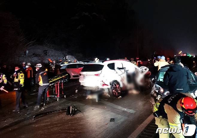 15일 오후 9시11분쯤 경기 포천시 구리포천고속도로에서 ‘도로위 살얼음’ 현상으로 차량 수십대가 연쇄 추돌하는 사고가 났다. 이 사고로 1명이 사망하고 30여명 다친 것으로 조사됐다. 소방당국이 구급대응 1단계를 발령한 가운데 구급대원들이 사고를 수습하고 있다. (경기도북부소방재난본부 제공) 2023.1.15/뉴스1