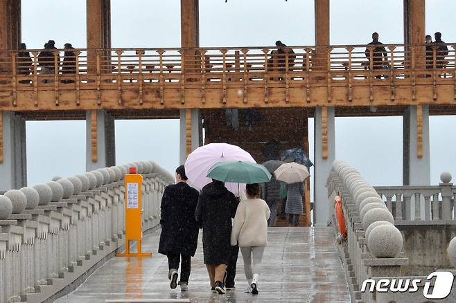 15일 경북 포항시 북구 영일대해수욕장을 찾은 관광객들이 겨울바다를 보기 위해 해상 누각으로 걸어가고 있다.2023.1.15/뉴스1 ⓒ News1 최창호 기자