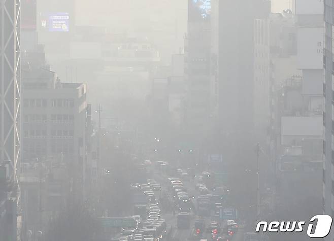 평년 기온보다 포근하지만 미세먼지가 나쁨 수준을 보인 9일 오전 서울 종로구 서울시교육청에서 바라본 도심이 뿌옇다. 2023.1.9/뉴스1 ⓒ News1 김민지 기자