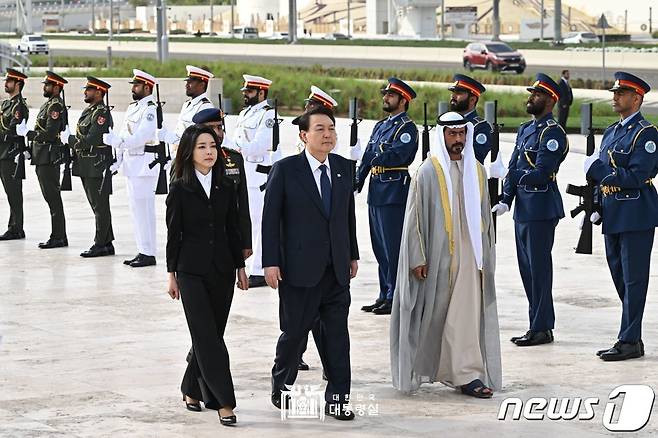 윤석열 대통령과 김건희 여사가 15일 오전(현지시간) 아랍에미리트(UAE) 현충원 와하트 알 카라마를 찾아 칼리파 빈 타흐눈 보훈청장과 함께 의장대를 사열하고 있다. (대통령실 홈페이지) 2023.1.15/뉴스1 ⓒ News1 안은나 기자