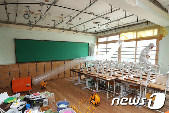 1급 발암물질인 '석면'으로 인해 대구와 경북에서 폐암 등 피해를 본 사람은 374명으로 나타났다.  사진은 초등학교 석면 교체 공사 모습. ⓒ News1 자료 사진