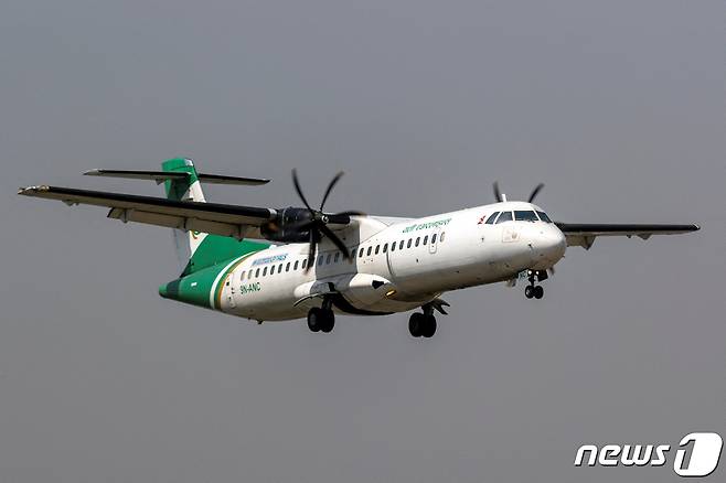 예티항공 ATR 72-500 항공기, 등록번호 9N-ANC가 2022년 4월 16일 네팔 카트만두 공항에 착륙할 준비를 하고 있다. ⓒ 로이터=뉴스1