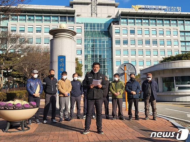 새만금 피해농어민으로 구성된 13개 영농조합법인 협의회는 16일 전북경찰청 앞에서 기자회견을 열고 "새만금지구 내 농생명용지 임대계약을 둘러싸고 불법 전대 문제가 발생하고 있다"며 "검찰·경찰은 심층 수사에 즉각 착수하라"고 촉구했다.2023.1.16/뉴스1