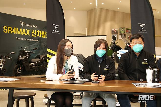 질의응답을 진행하고 있는 론신 모터사이클 왕루이지에 부총경리(가운데)