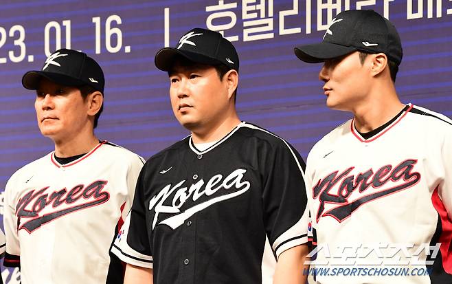 2023 WBC 대표팀 기자회견이 16일 오후 서울 강남구 청담동 리베라호텔에서 열렸다. 기자회견에 참석한 이강철 감독, 양의지, 김하성이 포즈를 취하고 있다. 청담동=송정헌 기자songs@sportschosun.com/2023.01.16/