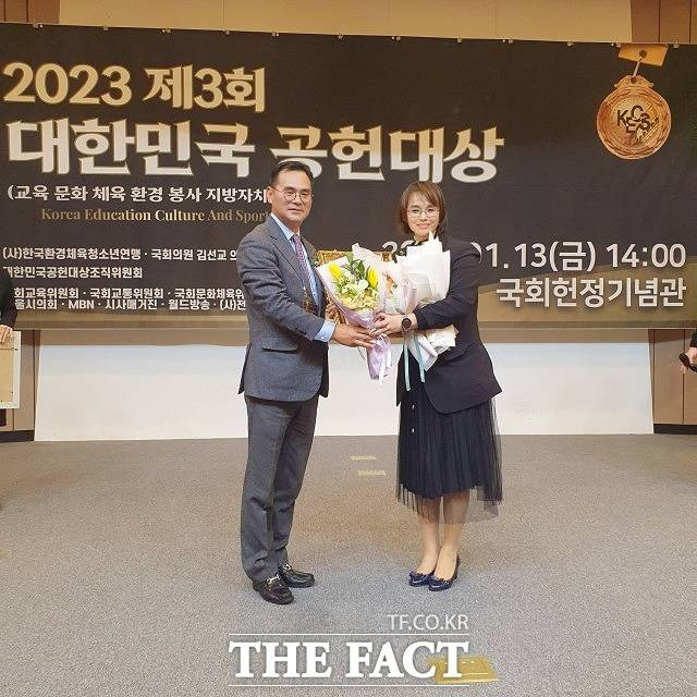 한상현(오른쪽) 경남도의회 의원이 '2023 대한민국 공헌대상'을 수상했다./더불어민주당 경남도당 제공