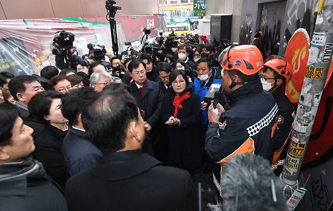 우상호 국회 용산 이태원 참사 진상규명과 재발방지를 위한 국정조사특별위원회 위원장을 비롯한 특조위원들이 지난해 12월 21일 오전 서울 용산구 이태원 참사현장 현장조사에서 최성범 용산소방서장의 브리핑을 듣고 있다. 사진공동취재단