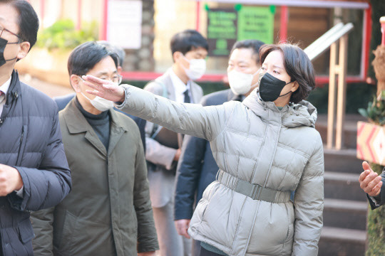 이영 중소벤처기업부 장관이 12일 서울 용산구 이태원 사고 현장 주변을 둘러보고 있다.<중소벤처기업부 제공>