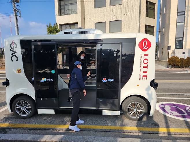 운전기사 없이 운행하는 셔틀형 자율주행 차량이 지난 9일부터 강릉지역 주요 관광지를 운행하고 있다. 강릉시 제공