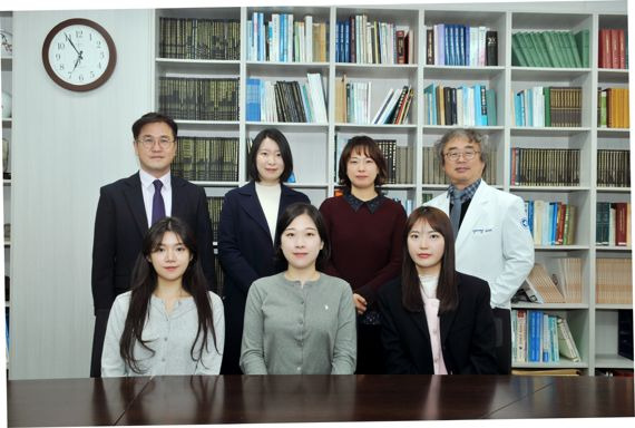 (뒷줄 왼쪽부터)동아대 의과대학 예방의학교실 홍영습 교수, 이승호 교수, 손현진 교수, 김병권 교수, (앞줄 왼쪽부터)임채린 연구원, 정예난 연구원, 김지원 연구원. 사진=동아대학교 제공